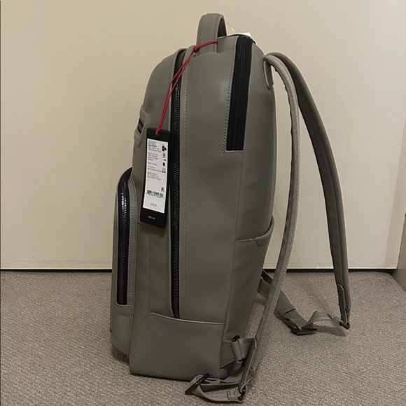TUMI taupe gray Men’s Warren Backpack 100%leather 17x12x5 and laptop section - Picture 4 of 5